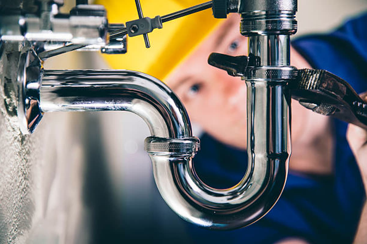 Sanitärarbeit an einem Waschbecken
