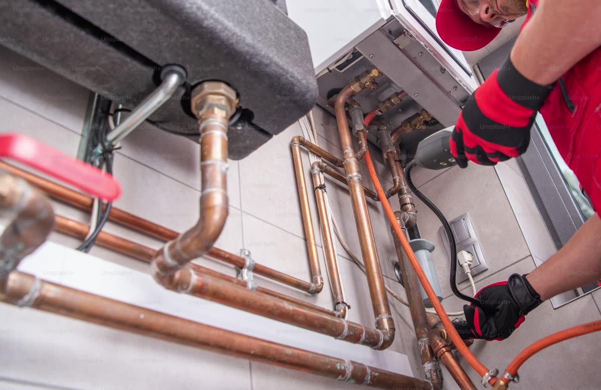 Wärmepumpe vor einem Haus